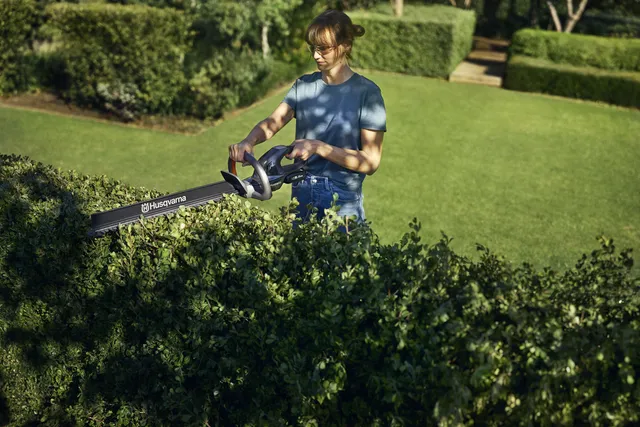 Husqvarna Aspire™ H50-P4A w trakcie przycinania żywopłotu