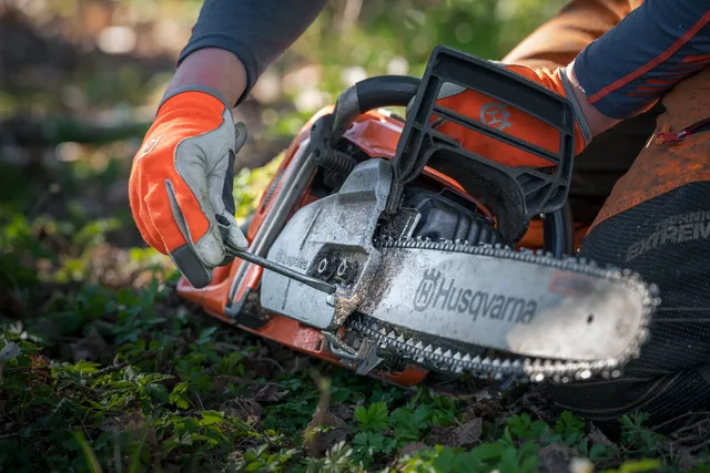 Pilarka spalinowa Husqvarna 550 XP® MARK II szybka regulacja łańcucha