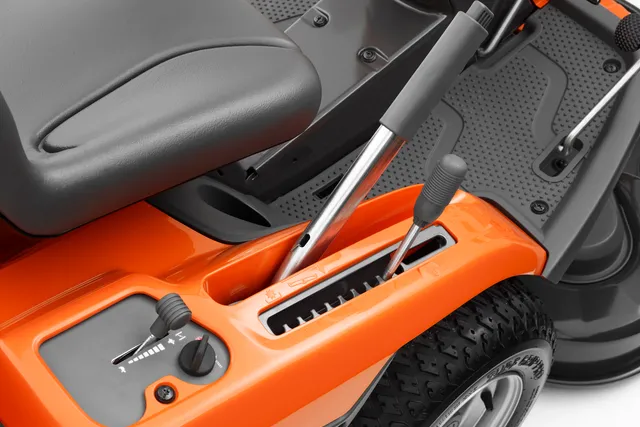 Rider Husqvarna R 214TC dzwignia regulacji wysokosci koszenia