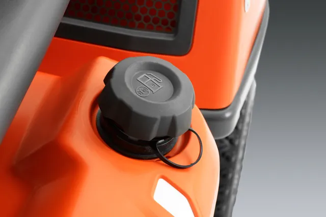 Rider Husqvarna R 112 C z agregatem koszącym 85 cm zewnetrzny korek wlewu paliwa