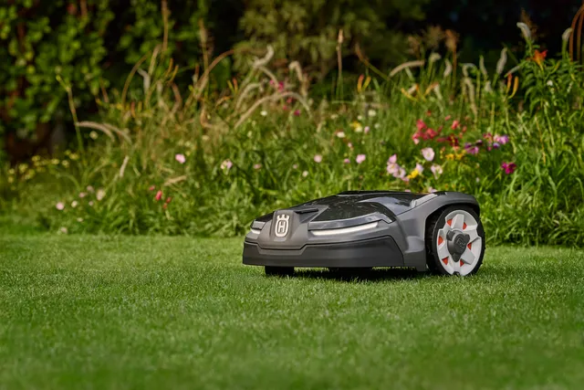 Robot koszący Automower® Husqvarna 405XE NERA Rewilding Mode
