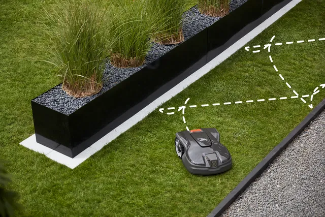 Robot koszący Automower® Husqvarna 405XE NERA koszenie w wąskich przejsciach