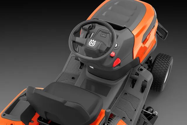 Traktor ogrodowy Husqvarna TC 220T ergonomiczne-sterowanie