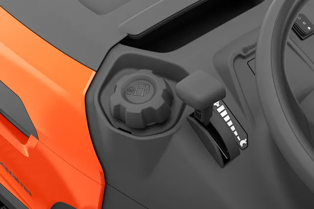 Traktor ogrodowy Husqvarna TC 220T łatwe tankowanie