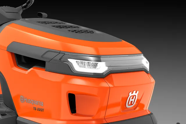 Traktor ogrodowy Husqvarna TC 220T reflektory LED