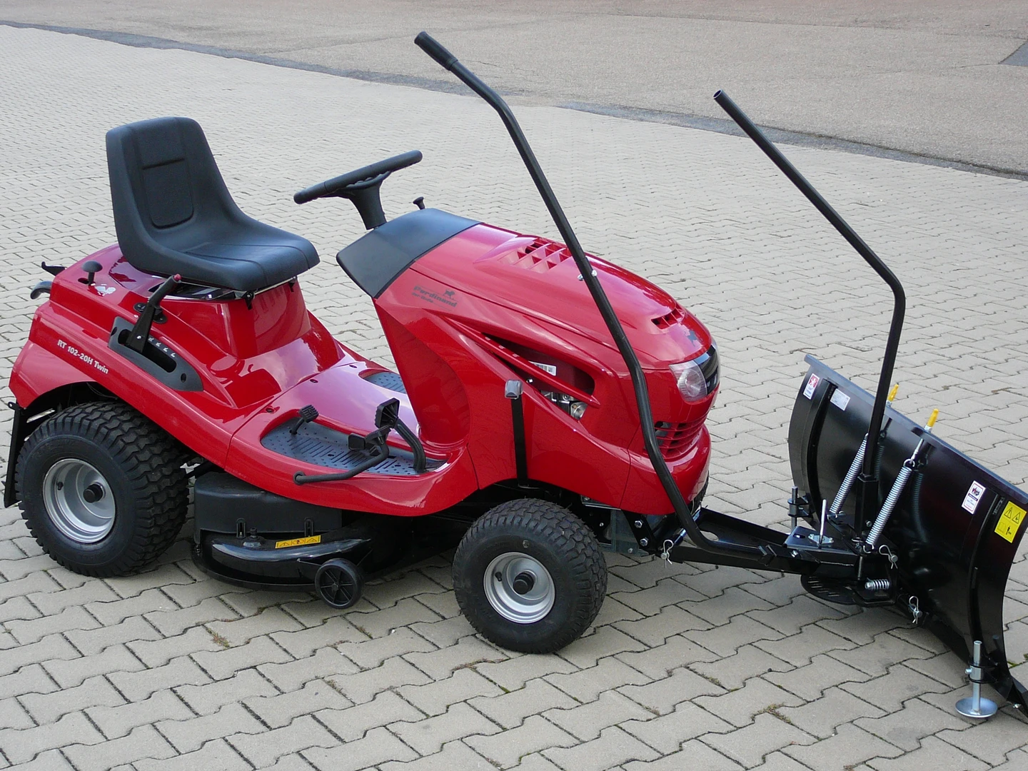 Pług do traktorków Vares - dźwignie sterujace