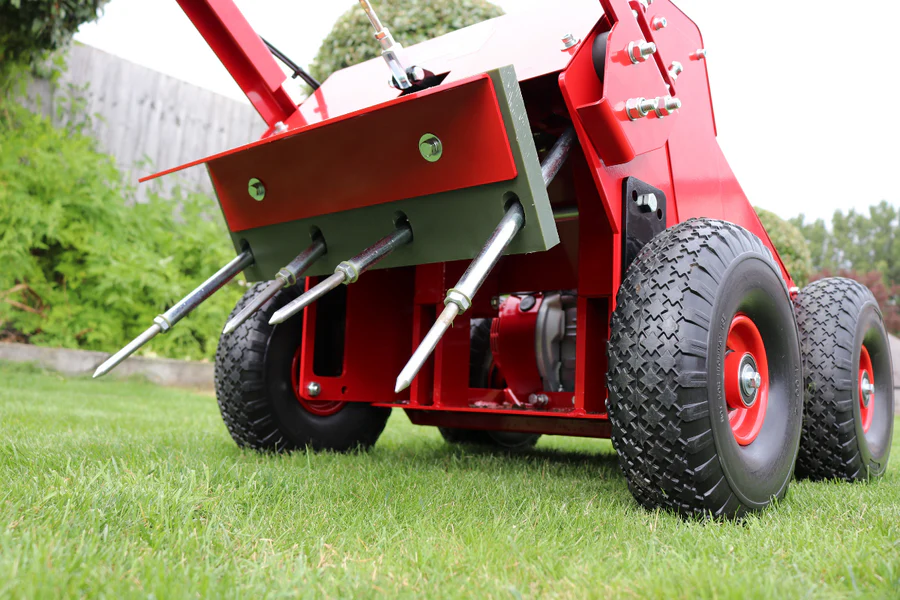 Zanim ruszysz z aeracją, wybierz odpowiednie szpilki:  pełne, drążone czy dłuta – jak dobrać właściwe szpilki do potrzeb trawnika? 