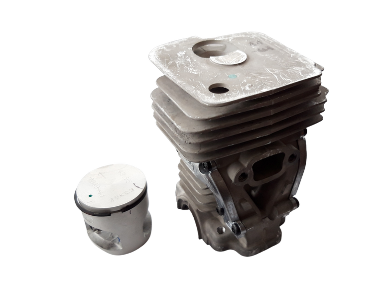Kompletny cylinder pilarek Husqvarna 450 (544119803)
