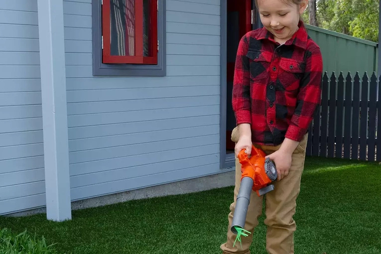 Zabawka dmuchawa Husqvarna 125 B wydaje dźwięk i dmucha powietrzem