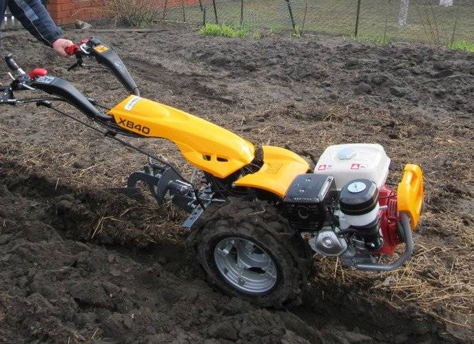 Ciągnik jednoosiowy Pasquali XB 40 Honda GX 390 z pługiem do orki