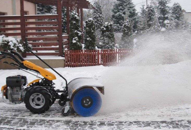 Ciągnik jednoosiowy Pasquali XB 40 Honda z zamiatarką
