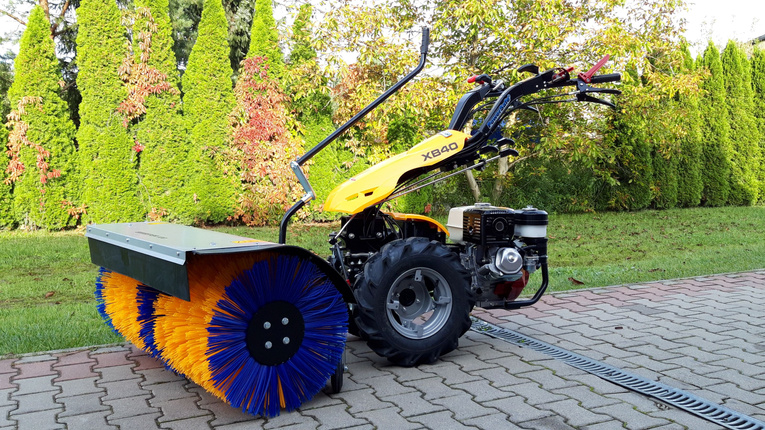 Ciągnik jednoosiowy Pasquali XB 40 Honda z zamiatarką