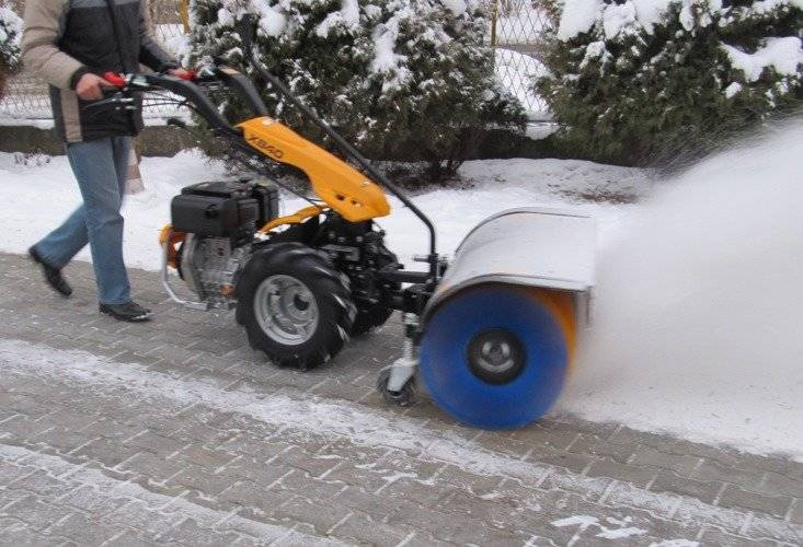 Ciągnik jednoosiowy Pasquali XB 40 Honda z zamiatarką